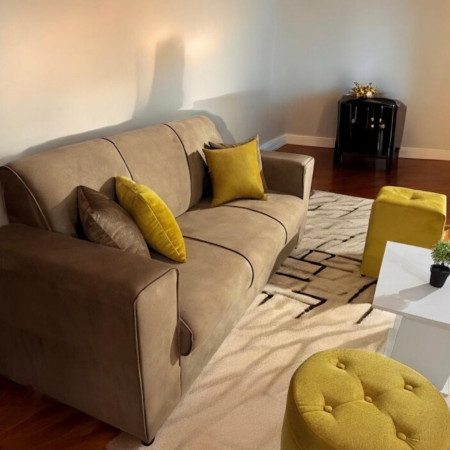 SOFA SAN JUAN BEIGE 3 LUGARES + 2 PUFF + 4 ALMOHADAS + MESITA