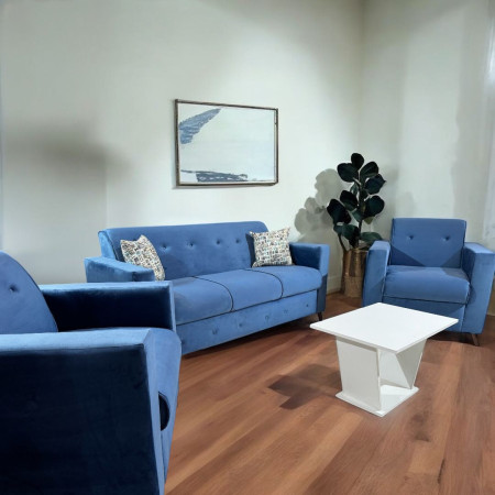 SOFA ITAUGUA  3-1-1 AZUL C/2 ALMOHADAS + MESITA BLANCO DE REGALO